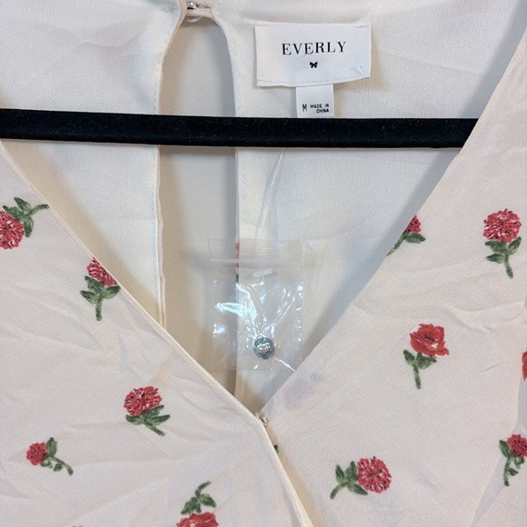 BNWOT Everly Cream Smocked Ruffled romper size M - Picture 3 of 5